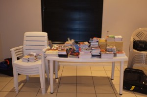  3行李箱的聖經、福音工具和書籍約60多磅